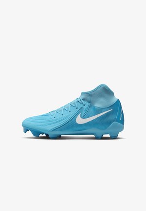 Botas de fútbol de color azul claro con un diseño de caña alta, superficie texturizada, logo de Nike en blanco y tacos moldeados para tracción en superficies herbosas.