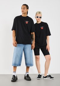YOURTURN UNISEX - Print T-shirt - true black
