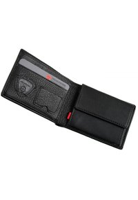 Portafoglio in pelle nera con finitura strutturata, scomparti interni per carte e un dettaglio rosso. Include una chiusura a scatto sicura e una fodera liscia.