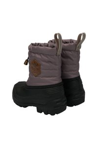 Botas sintéticas moradas con suela de goma negra, textura acolchada y parche de logo marrón. Cuenta con tiradores para poner y quitar fácilmente.