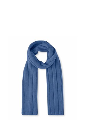 Weicher, gestrickter blauer Schal mit vertikalem Rippenmuster, locker zu einer Schlaufe gefaltet vor weißem Hintergrund.