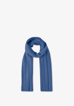 Weicher, gestrickter blauer Schal mit vertikalem Rippenmuster, locker zu einer Schlaufe gefaltet vor weißem Hintergrund.