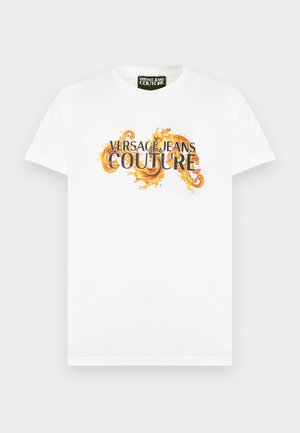 Camiseta blanca de Versace Jeans Couture con diseño de llamas en naranja y amarillo detrás del nombre de la marca en el pecho.