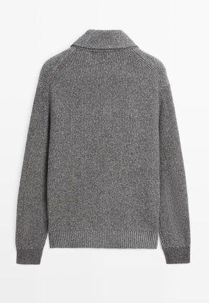 Grå strikket sweater med ribbet tekstur, der har krave, lange raglan ærmer og en tætsiddende kant. Bagfra.