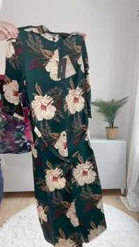 Φλοράλ φόρεμα σε σκούρο πράσινο, με μεγάλες μπεζ και κόκκινες λουλούδια. Σχέδιο με κουμπιά μπροστά, μακριά μανίκια και ελαφρύ ύφασμα.