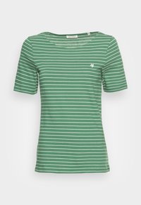 Camiseta de manga corta a rayas verdes hecha de algodón suave. Presenta rayas horizontales blancas y un pequeño logo en el pecho.