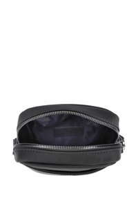 Črna najlonska torbica z zadrgo, z gladko teksturo in podlogo, zasnovana za kompaktno shranjevanje majhnih predmetov.