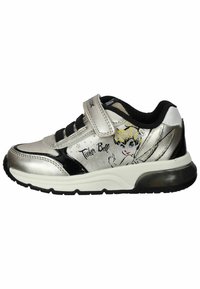Zapatillas plateadas con un gráfico de Campanita, acentos negros, tejido de malla, correa de velcro y una suela blanca acolchada con una textura negra en la suela.