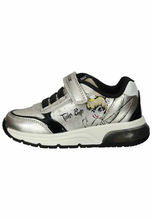 Sneakers argento con grafica di Trilli, dettagli neri, tessuto a rete, strap in velcro e suola bianca imbottita con battistrada nero testurizzato.