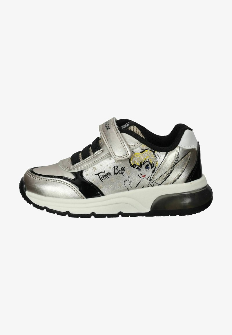 Silberne Sneakers mit Tinker Bell Grafik, schwarzen Akzenten, Mesh-Stoff, Klettverschluss und einer gepolsterten weißen Sohle mit strukturiertem schwarzen Profil.
