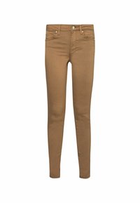 Jeans marron slim fit avec cinq poches, passants de ceinture et fermeture avant par bouton et zip, présentés à plat sur fond blanc.