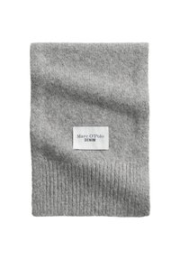Grijze gebreide sjaal met een geribbelde textuur, voorzien van een wit label met de opdruk "Marc O'Polo Denim" in donkere letters. Zacht, casual ontwerp.