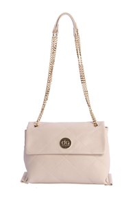 Bolso beige acolchado con una correa de cadena dorada y un detalle de logo. Cuenta con cierre de solapa y una textura suave. Forma rectangular compacta.