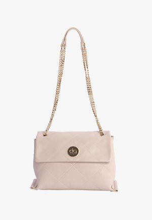 Bolso beige acolchado con una correa de cadena dorada y un detalle de logo. Cuenta con cierre de solapa y una textura suave. Forma rectangular compacta.