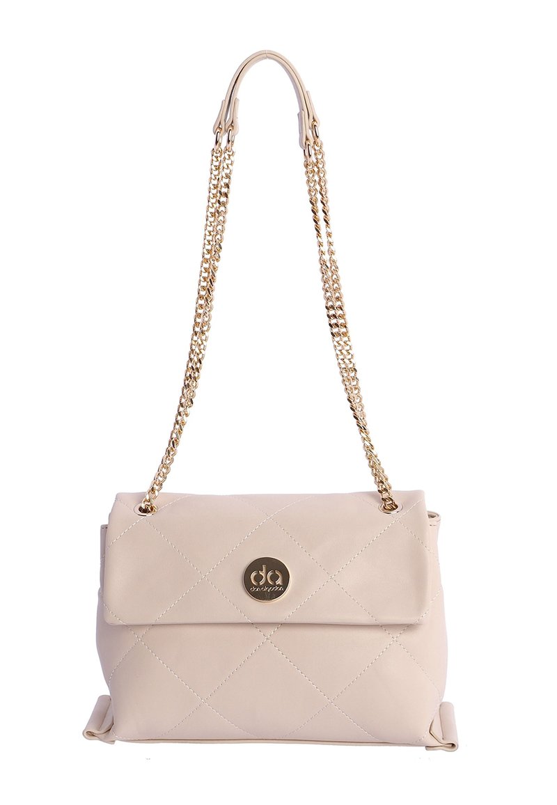 Bolso beige acolchado con una correa de cadena dorada y un detalle de logo. Cuenta con cierre de solapa y una textura suave. Forma rectangular compacta.