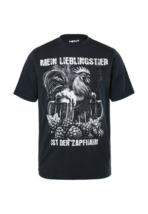 Maglietta nera in cotone con una grafica di un gallo e boccali di birra, con testo bianco che mostra un design rustico con pigne.