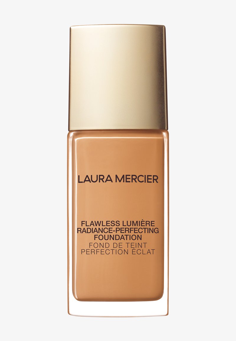 Laura Mercier Flawless Lumière Radiance-Perfecting Foundation i en glassflaske med et gullkork og beige væske. Teksten på forsiden beskriver dens formål.