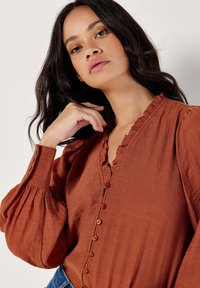 Apricot RUFFLE NECK TEXTURED  - Overhemdblouse - rust