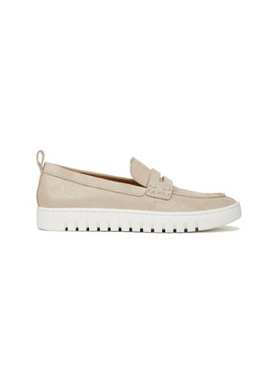 Scarpe slip-on in suede beige con una fascia decorativa, suola in gomma bianca con scanalature e un piccolo anello sul retro per facilitare l'indossamento.