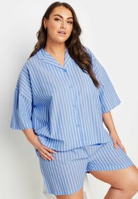 Randiga blå pyjamas set gjort av lättviktig tyg, med en kortärmad knäpptröja och matchande shorts i avslappnad passform.