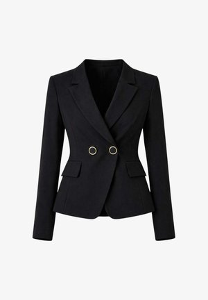Blazer nero da donna su misura con colletto a rever, due bottoni a anello dorati, maniche lunghe e tasche con patta su sfondo bianco.