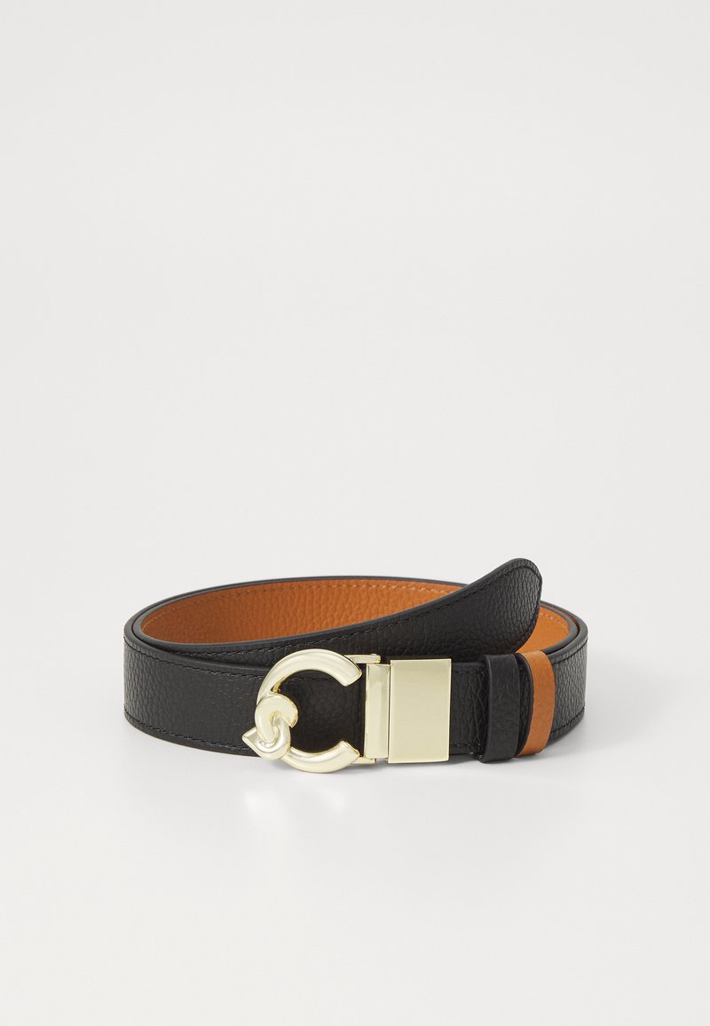 Cintura in pelle nera con una finitura testurizzata, dotata di una fibbia color oro e di un rivestimento interno marrone a contrasto, progettata con una forma elegante.