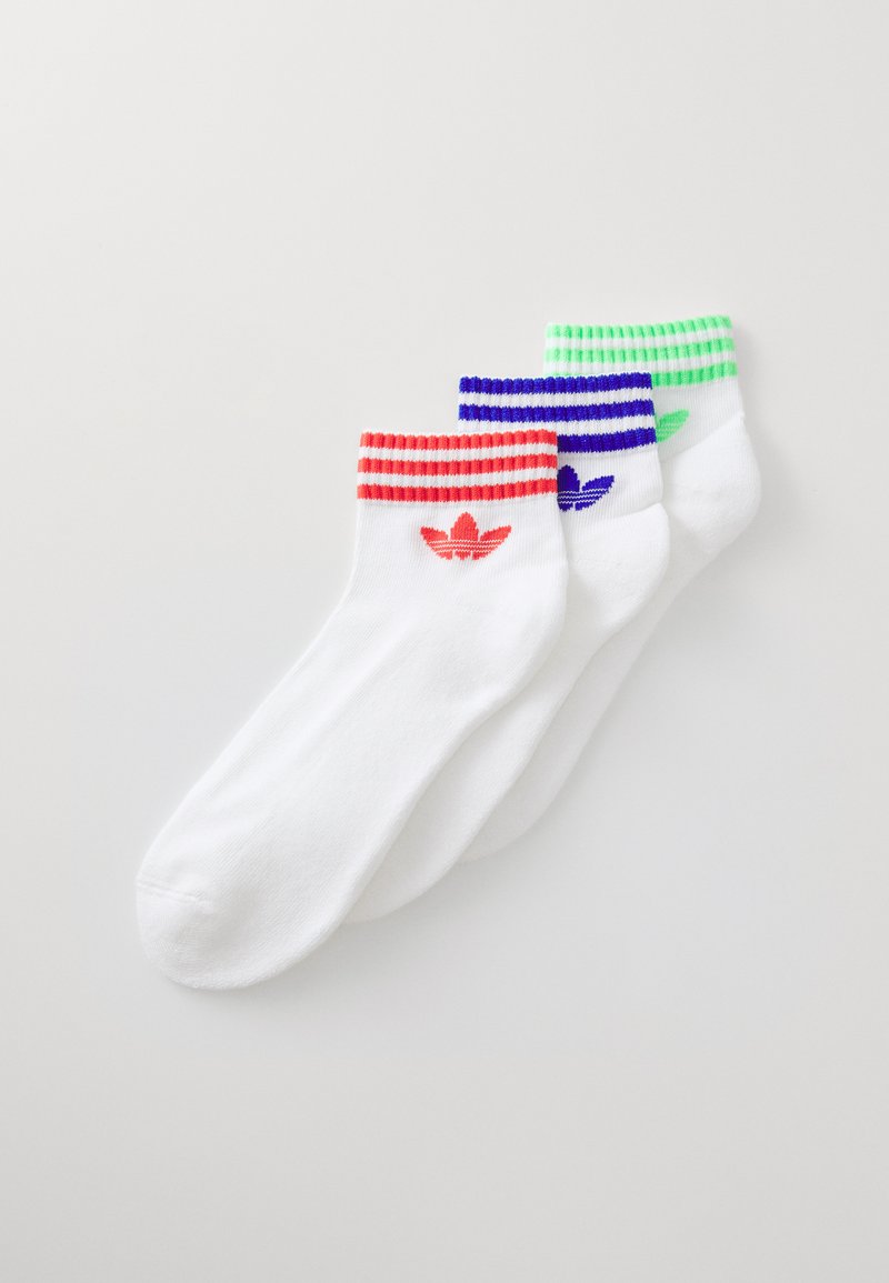 Trei perechi de șosete albe cu manșete colorate și în dungi: roșu, mov și verde. Fiecare pereche are un mic logo Adidas în culori asortate.