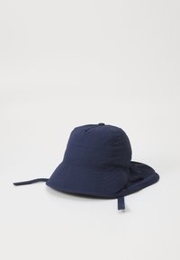Chapeau seau bleu marine en tissu léger, avec un large bord et une sangle. Surface texturée avec des détails de couture.