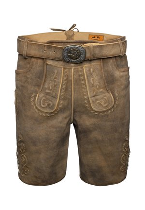 Brune lædershorts med dekorativ syning, et bælte med metalspænde og sidelommer med præget mønster.