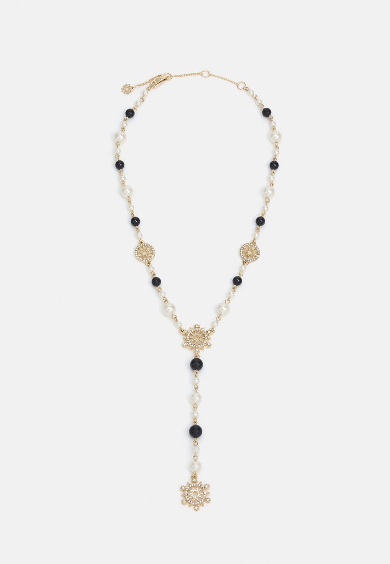 Collier chaîne en or présentant des perles alternées noires et blanches, trois pendentifs finement travaillés en forme de fleur et une fermeture à clip.