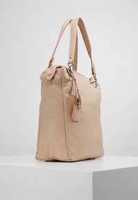 Beżowa skórzana torebka z różowymi akcentami, prostokątny kształt, podwójne uchwyty i srebrne dodatki. Gładka faktura i minimalistyczny design.