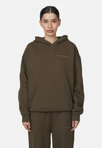 Sweatshirt à capuche marron en mélange de coton doux, avec une poche frontale et un logo subtil sur la poitrine de couleur assortie.