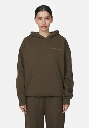 Bruine hoodie gemaakt van een zachte katoenmix, met een voorkantsszak en een subtiele logo op de borst in een bijpassende kleur.