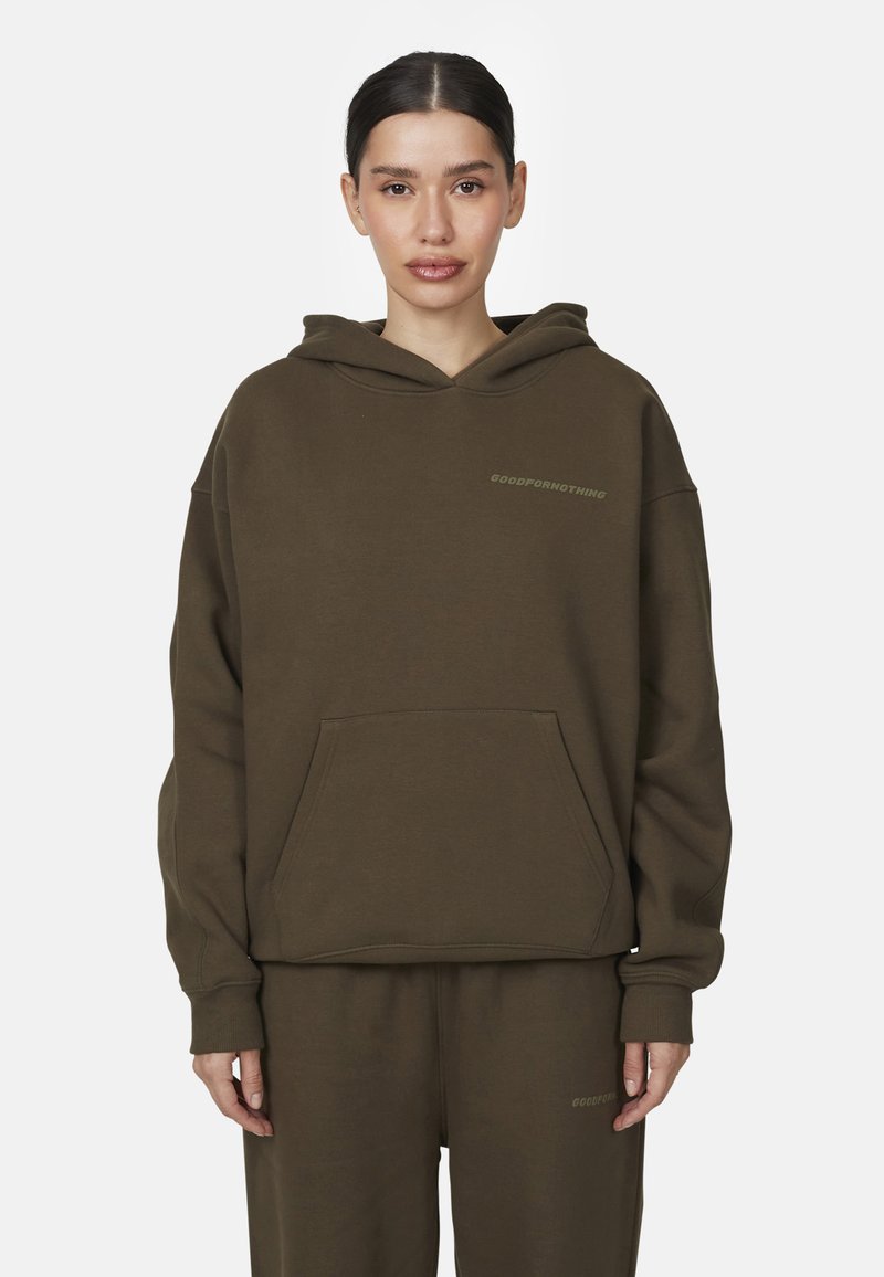 Sweatshirt à capuche marron en mélange de coton doux, avec une poche frontale et un logo subtil sur la poitrine de couleur assortie.