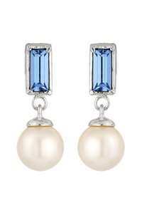Hängande örhängen med rektangulära blå stenar i silver, med krämfärgade sfäriska pärlor som hänger nedanför.