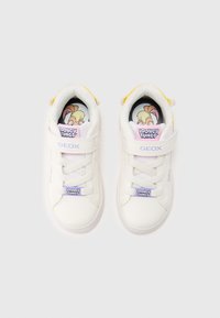 Weiße Sneaker mit glattem Lederfinish, ausgestattet mit einem Klettverschluss, lila Looney Tunes-Branding und einer bunten Cartoon-Einlegesohle.