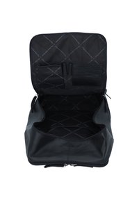 Bolso de cuero negro, con abertura con cremallera, interior espacioso con forro acolchado negro, incluye bolsillos para organización y almacenamiento.