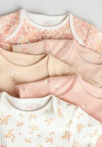 Set aus sechs Babytops aus weichen Stoffen mit Blumenmustern und gerippten Texturen in zartem Rosa, Pfirsich, Creme und gedämpften Tönen.