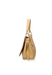 Sac à main en cuir jaune avec une texture douce, une base large et une longue bandoulière réglable. Il dispose d'une poche zippée et d'une surpiqûre contrastante.