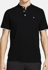 Sort polo skjorte med opretstående krave, korte ærmer med hvid trim, tre knappers placket og et lille logo på venstre bryst.