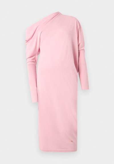 Rochie roz, cu mâneci lungi, cu un design asimetric pe umăr. Textură netedă și siluetă ajustată, cu un logo subtil la tiv.