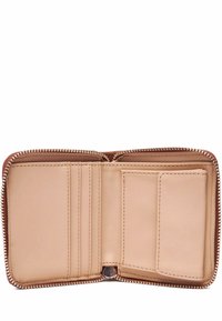 Portafoglio zip in pelle beige con una texture liscia, dotato di diversi scomparti per carte e di un vano trasparente per l'ID. Design semplice, senza motivi.