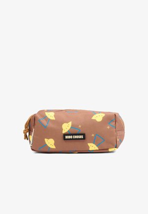 Astuccio rettangolare marrone con cappello giallo e stampa geometrica blu, chiusura con cerniera e etichetta "BOBO CHOSES" sul davanti.