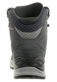 Botte de randonnée noire avec une tige en maillage texturé, un col rembourré et une semelle en caoutchouc durable dotée d'un motif de traction pour une meilleure adhérence.