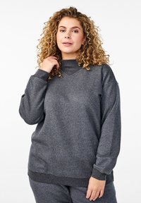 Felpa grigia con un collo alto, maniche lunghe, polsini a costine e un tessuto testurizzato. Presenta una vestibilità comoda e un design minimalista.