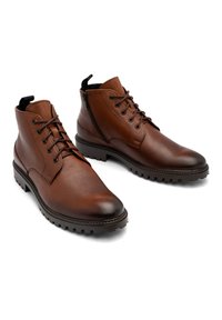 Brązowe skórzane botki za kostkę o teksturowanym wykończeniu, okrągłym nosie, sznurowanej przodzie, zamku błyskawicznym z boku i solidnej gumowej podeszwie.
