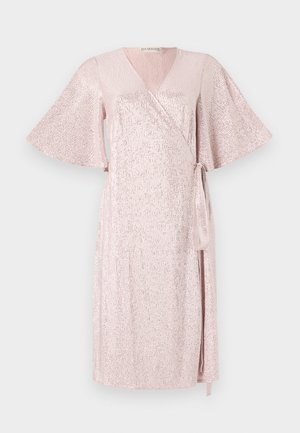 Vestido envolvente rosa con brillo, de mangas cortas y amplias, escote en V, dobladillo asimétrico y cinta a juego en la cintura, con una tela texturizada.