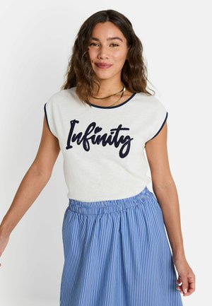 Top blanco de manga corta con ribete azul marino que presenta la palabra "Infinito" en letras azul marino. Combinado con una falda a rayas azules.
