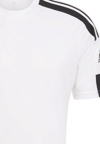 Maglietta atletica bianca con strisce nere sulle spalle. Realizzata in tessuto liscio, presenta un collo rotondo e maniche corte.