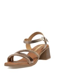 Sandalias de tacón con tiras y acabado metálico, con tres bandas brillantes, una plantilla marrón y un tacón robusto para mayor estabilidad.